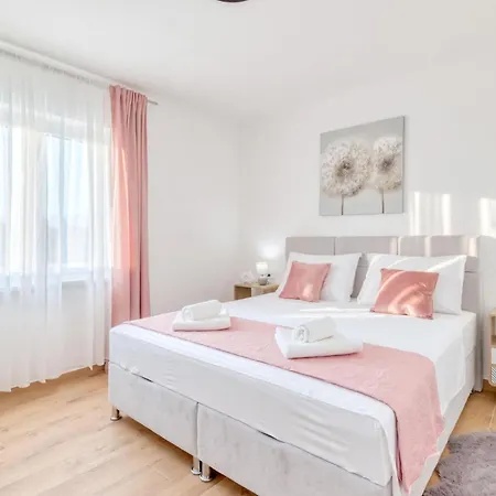 Beautiful In With Private Swimming Pool, Be Inside Or Outside Pridraga