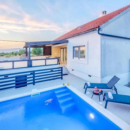 Beautiful In With Private Swimming Pool, Be Inside Or Outside Pridraga
