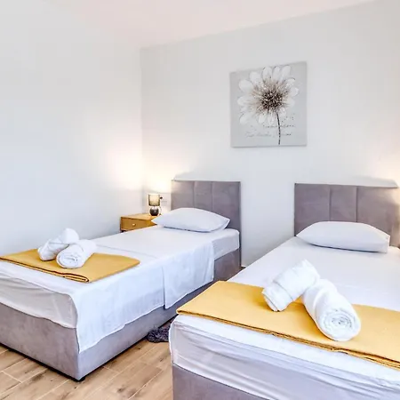 Beautiful In With Private Swimming Pool, Be Inside Or Outside Prázdninový dům *