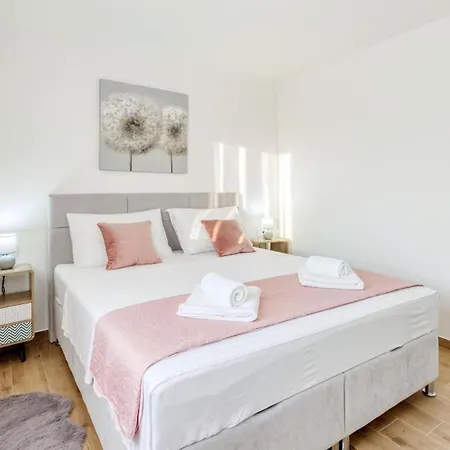 Beautiful In With Private Swimming Pool, Be Inside Or Outside Pridraga