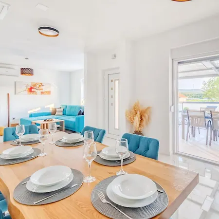 Beautiful In With Private Swimming Pool, Be Inside Or Outside *