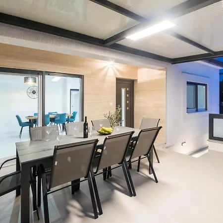 Beautiful In With Private Swimming Pool, Be Inside Or Outside