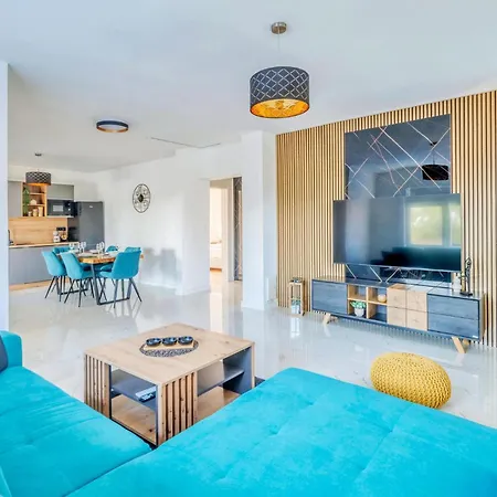 Beautiful In With Private Swimming Pool, Be Inside Or Outside *