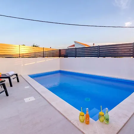 Beautiful In With Private Swimming Pool, Be Inside Or Outside