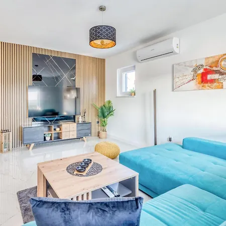Beautiful In With Private Swimming Pool, Be Inside Or Outside * Pridraga