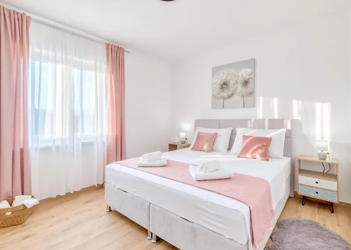 Beautiful In With Private Swimming Pool, Be Inside Or Outside Pridraga