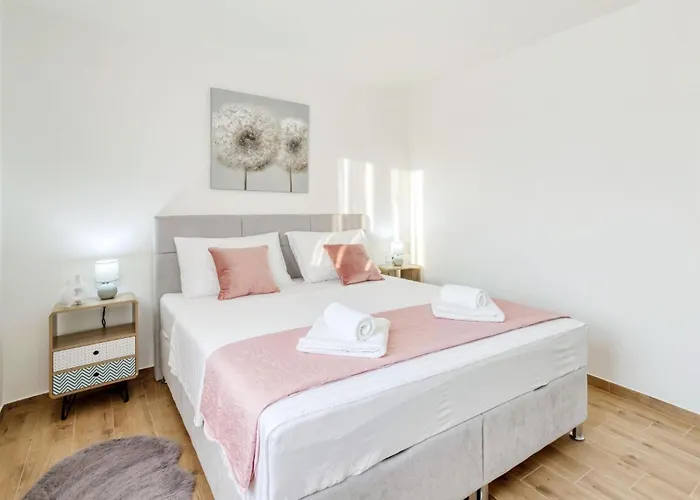 Beautiful In With Private Swimming Pool, Be Inside Or Outside Pridraga