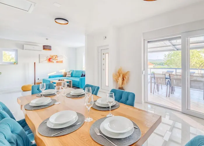 Beautiful In With Private Swimming Pool, Be Inside Or Outside *