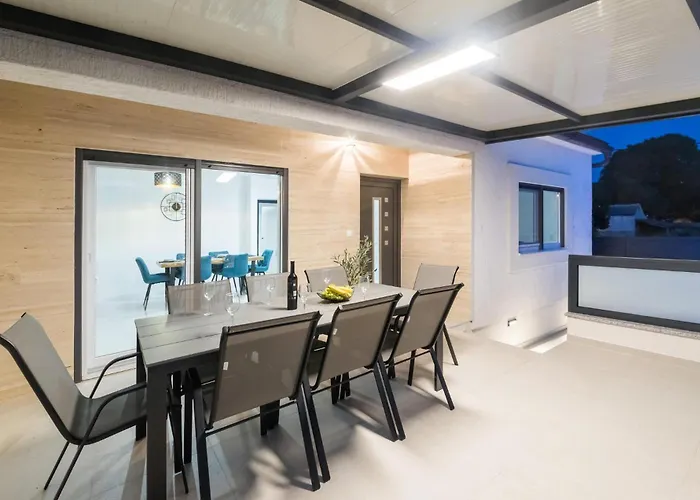 Beautiful In With Private Swimming Pool, Be Inside Or Outside