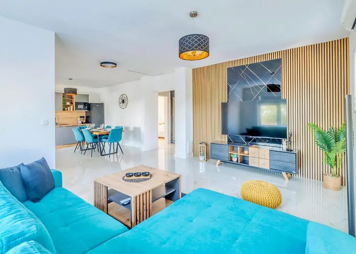 Beautiful In With Private Swimming Pool, Be Inside Or Outside *