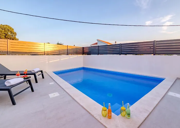 Beautiful In With Private Swimming Pool, Be Inside Or Outside